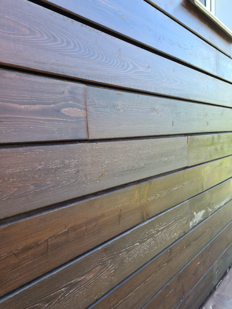 Smooth Facade plank Larch axis - 10 years of operation